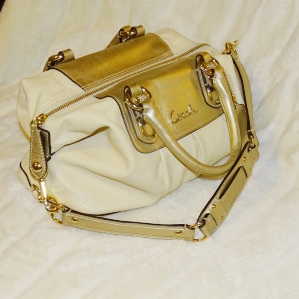 ⭐️Authentic Coach Purse⭐️ - Picture 2 of 8